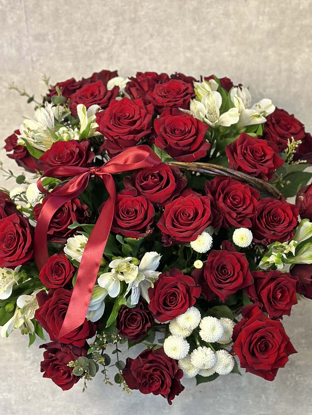 KOrv punaster rooside ja valgete lilledega2