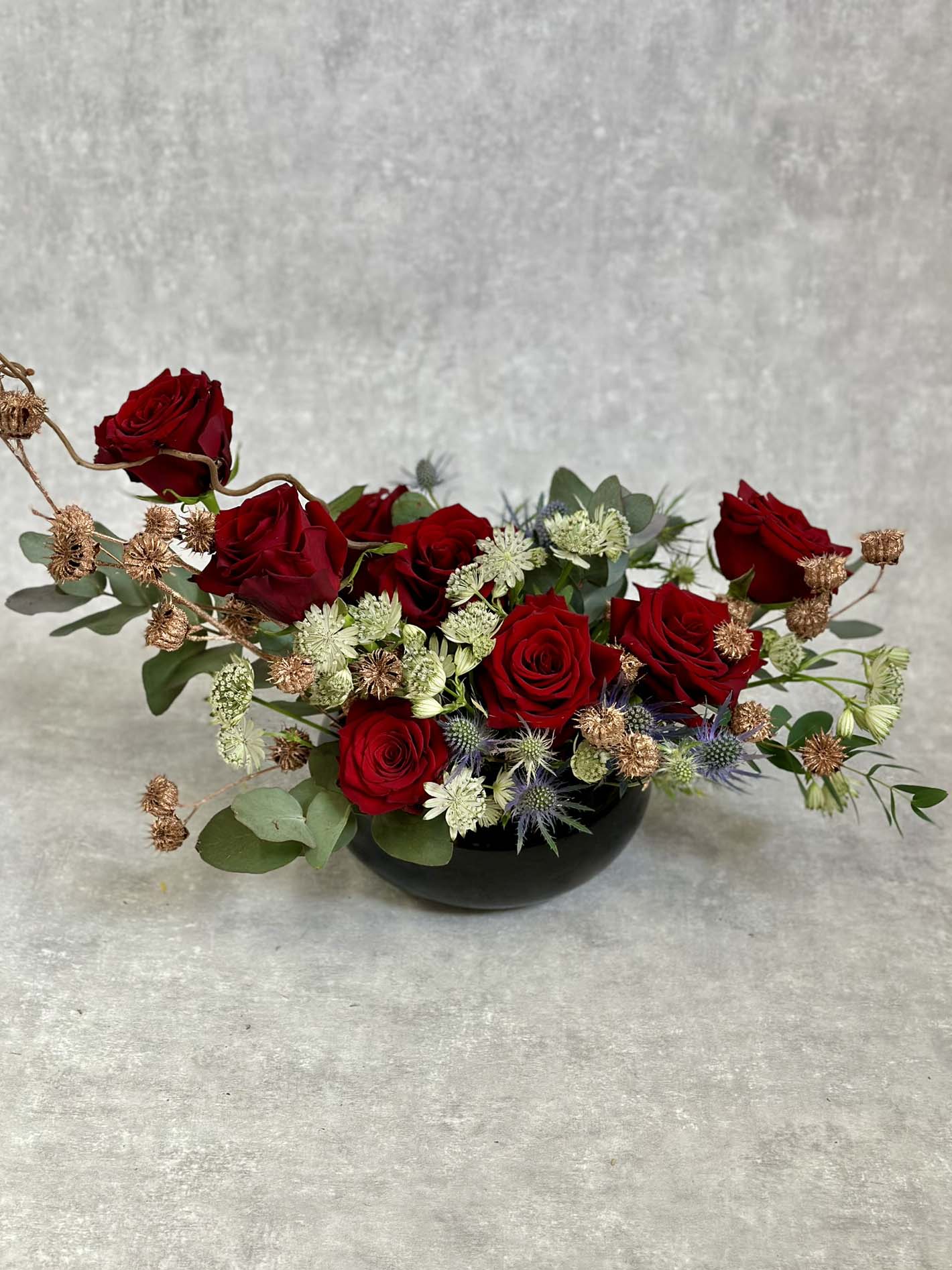 Lilleseade punaste roosidega Must2
