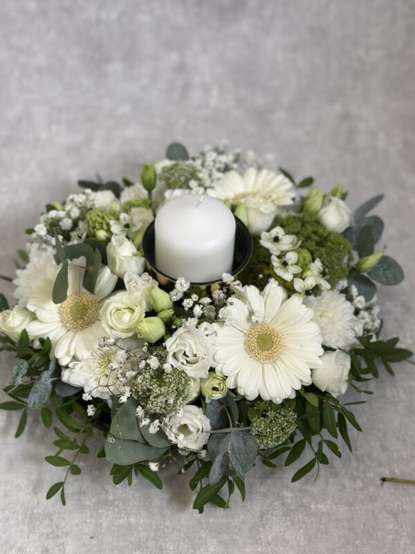 Белая композиция со свечей