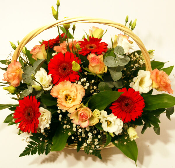 Lillekorv roosades ja punastes toonides