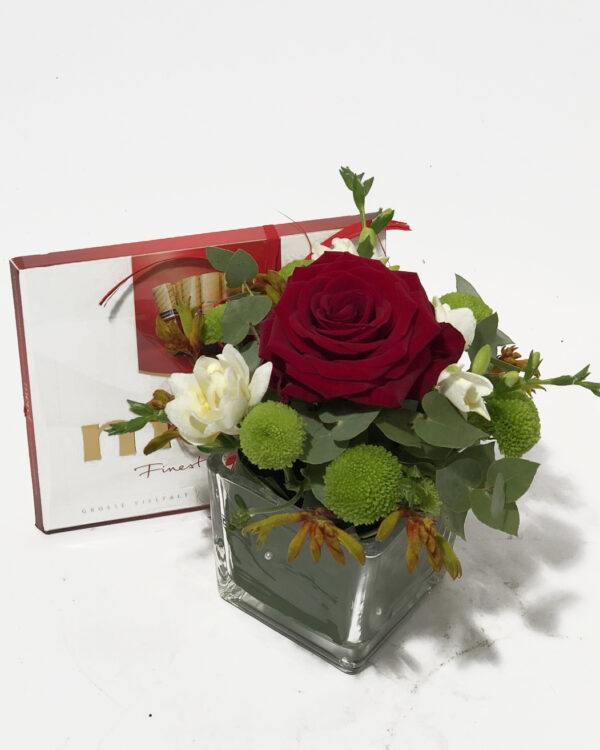 Lilleseade klaasvaasis ja Merci kommikarp