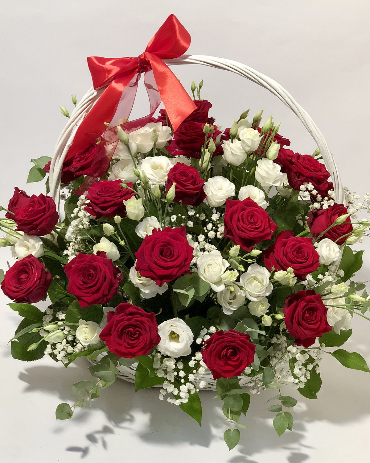 Suur lillekorv punaste rooside ja valgete preeriakelladega