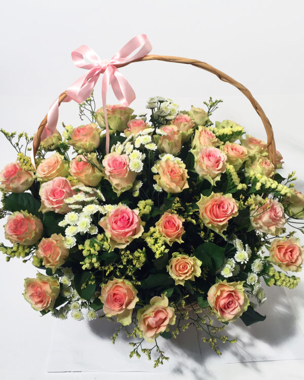Большая корзина с  50 светло-розовыми розами