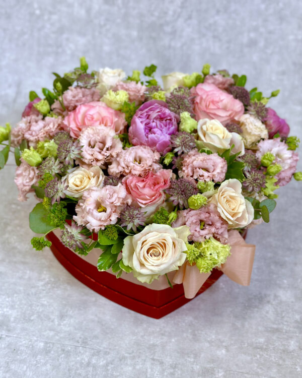 Luxorious heart of red roses