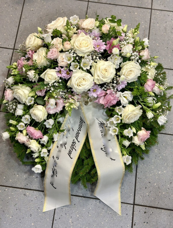 Болшой венок из розовых и белых роз, лилий, лисиантусов