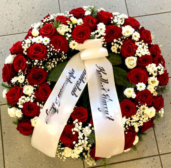 Полный цветов венок из красных роз