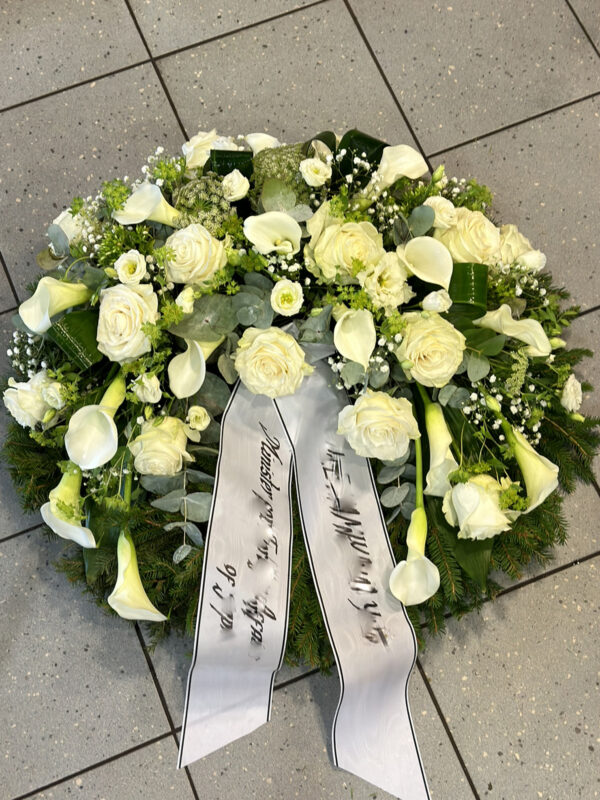 Wreath with white flowers: Calla and Roses