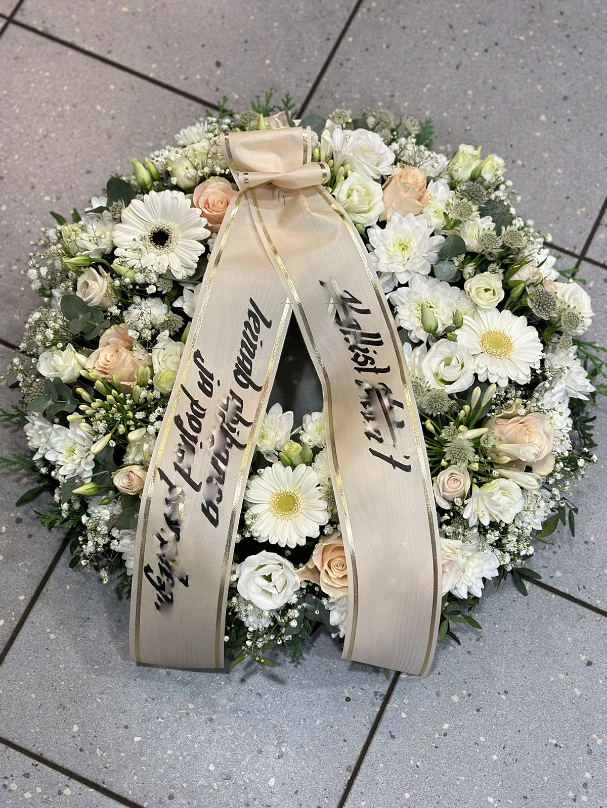 Väiksem pärg valgete ja kreemikate lilledega