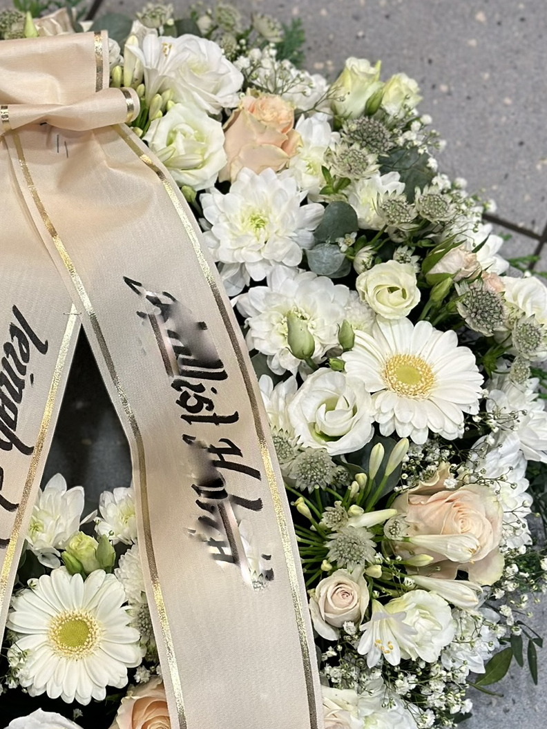 Väiksem pärg valgete ja kreemikate lilledega - Image 2