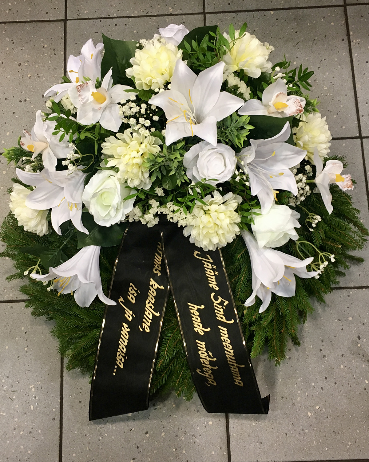 Kunstlilledega pärg kuusealusel