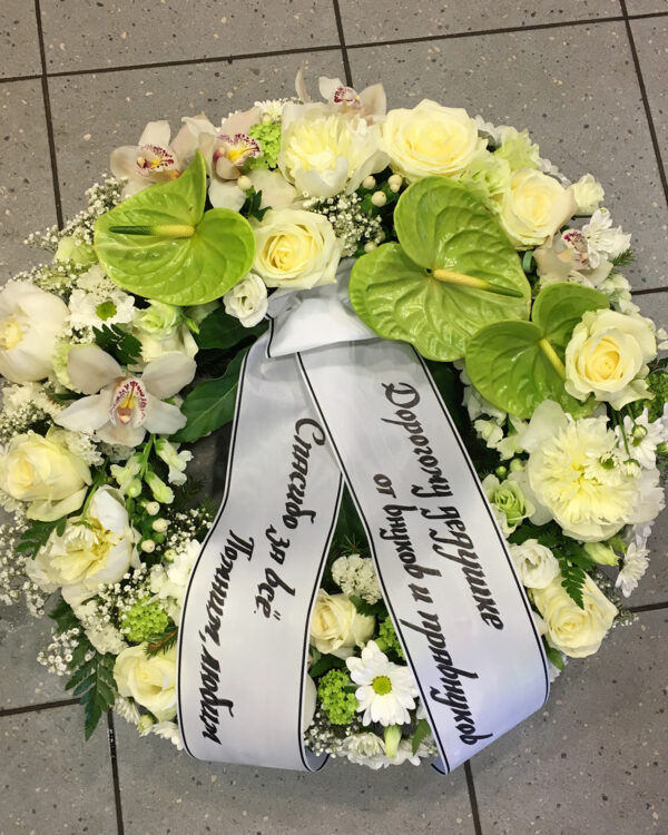 Полный цветов венок из   антурий,   роз и хризантем