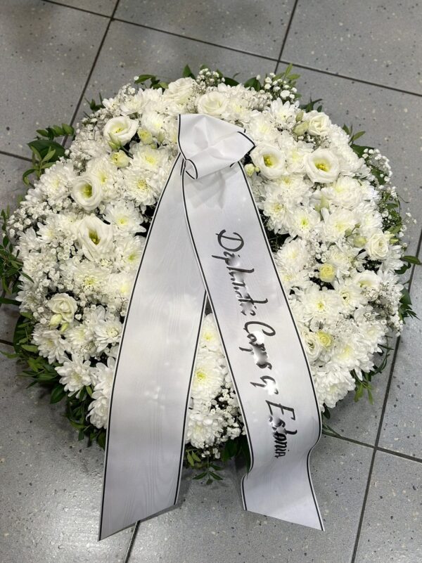 Lilli täis pärg valgete krüsanteemide ja preeriakelladega