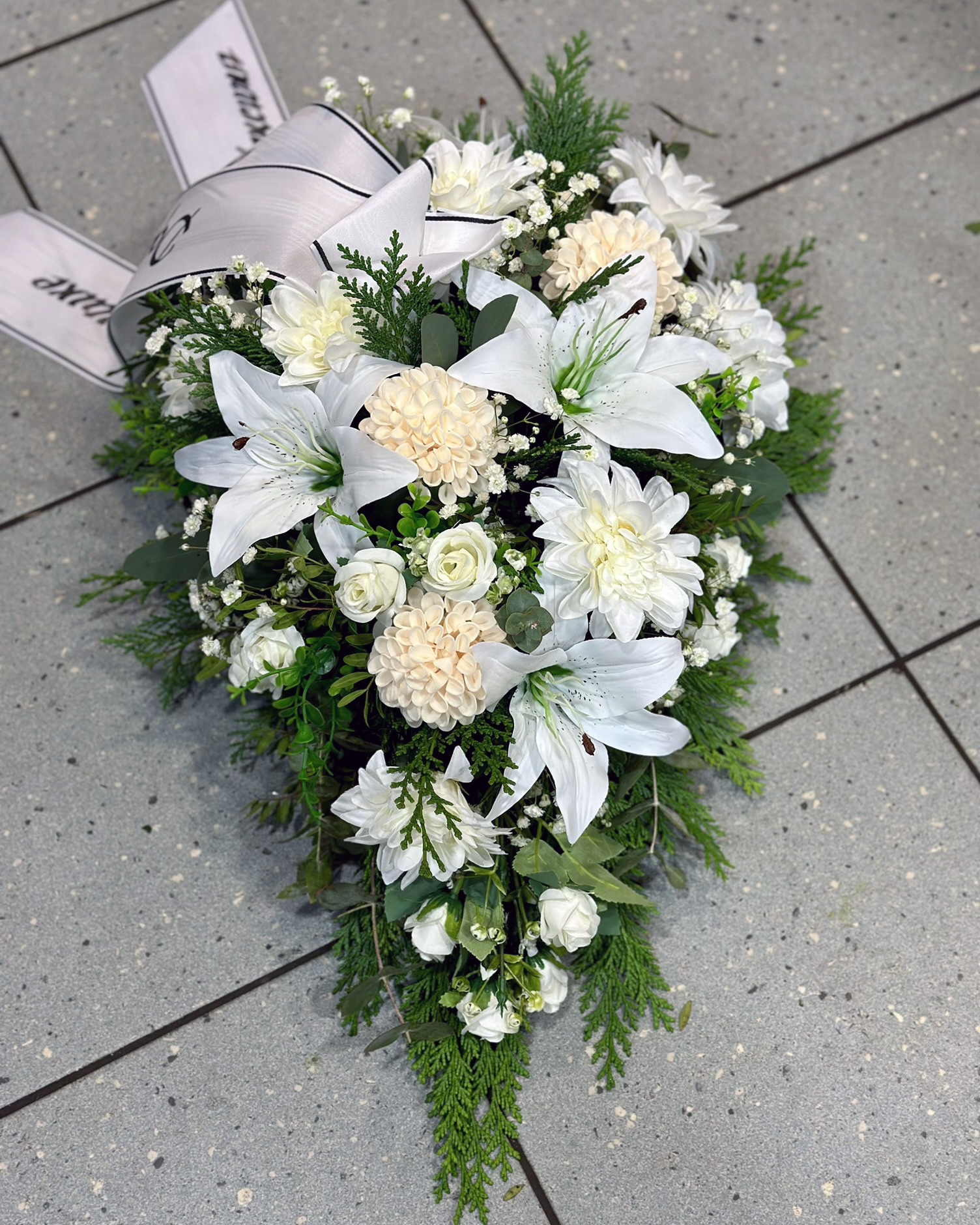 Kunstlilledega matusekimp valgete ja kreemide lilledega