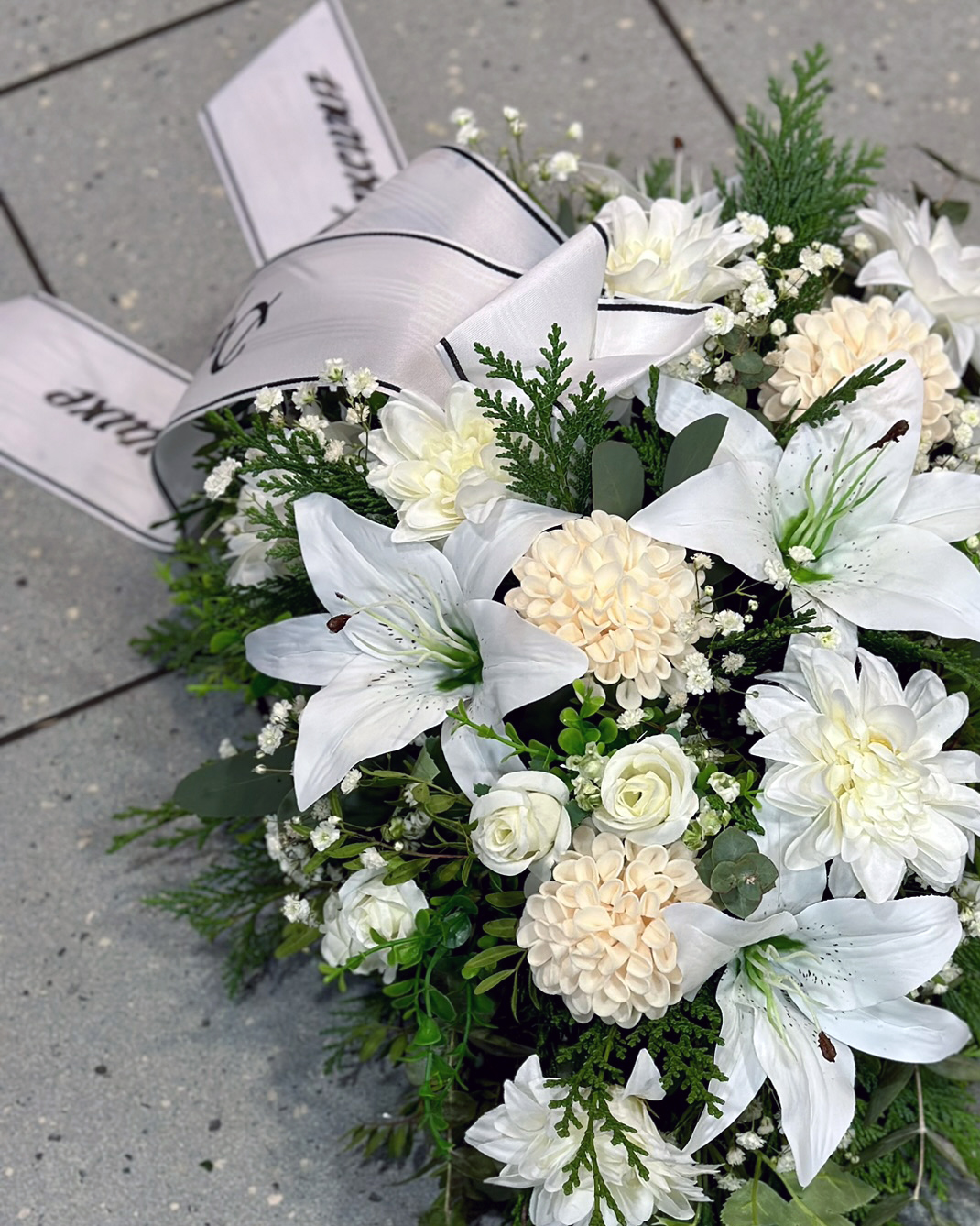 Kunstlilledega matusekimp valgete ja kreemide lilledega - Image 2