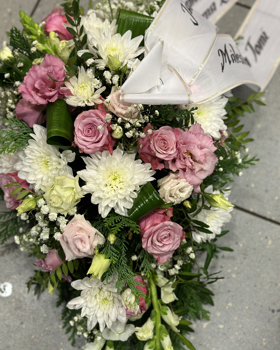 Matusekimp valgete krüsanteemide ja heleroosade roosidega - Image 2