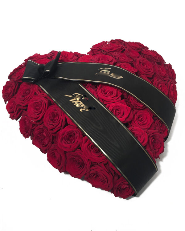 Сердце из красных роз на похороны