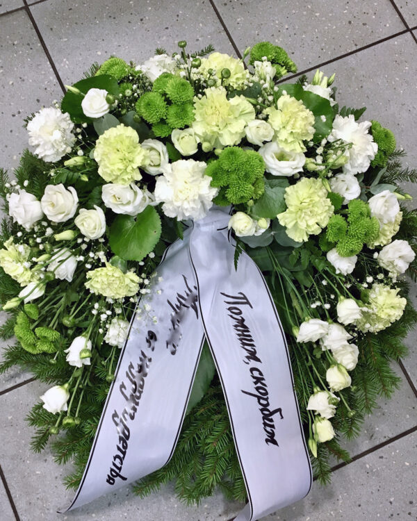 Венок из белых гвоздик и зеленых хризантем