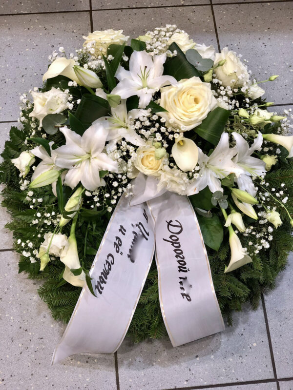 Венок из белых лилий, роз и калл