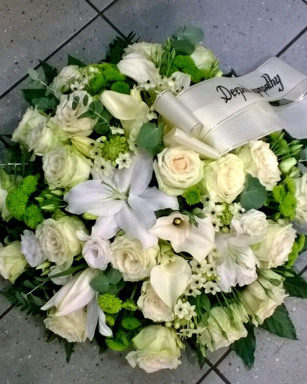 Траурный букет круглои формы- белые розы, каллы, лилии, лисиантчус