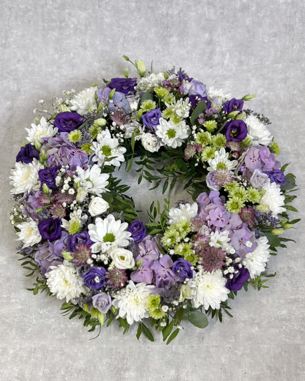 Small wreath in white, lilac and green colours