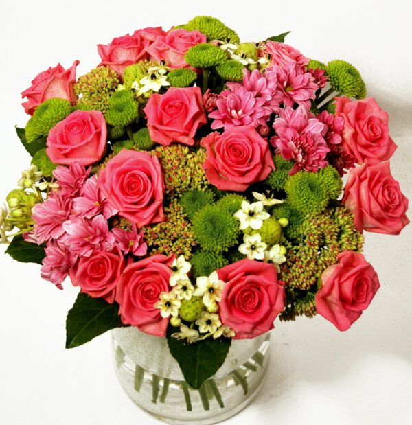 Bouquet of pink roses and green chrysantemums