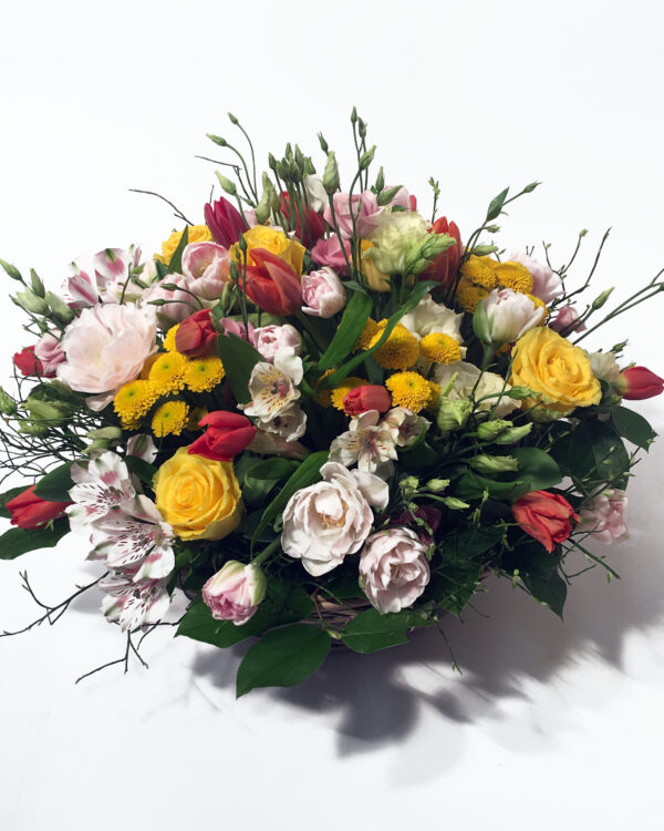 Роскошная корзина из роз и тюлпанов