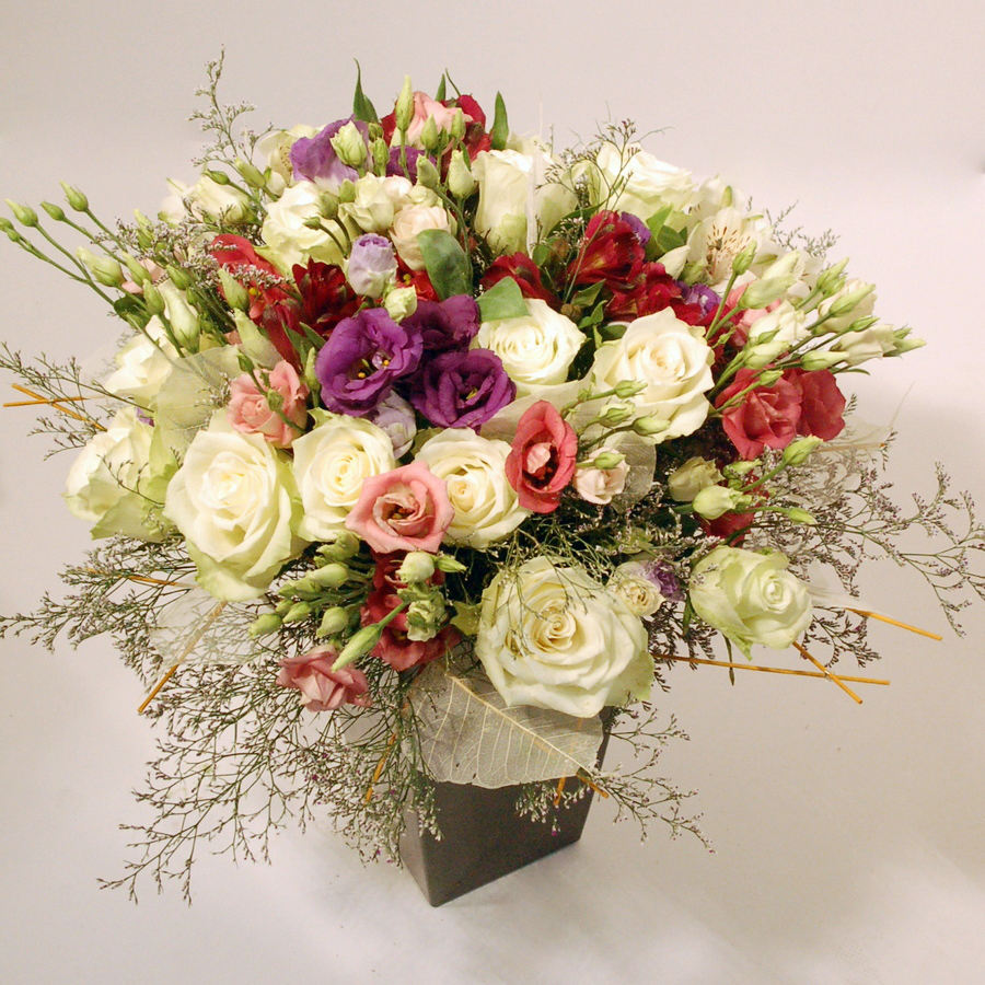Blow Kiss – roses, alstromerias, lisianthus