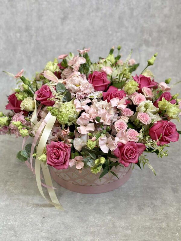 XL-size giftbox with pink and cream roses and lisianthus