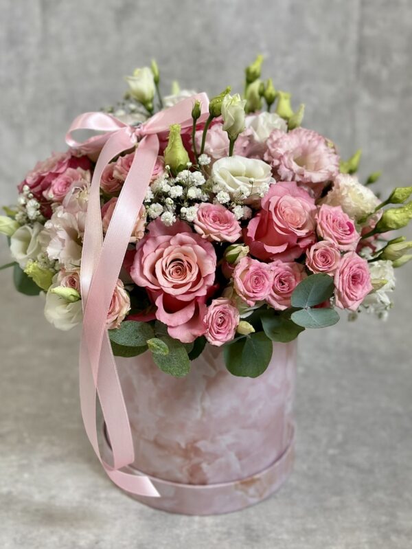 Fabulous arrangement: pink and white Roses and Lisianthus in a round flower box