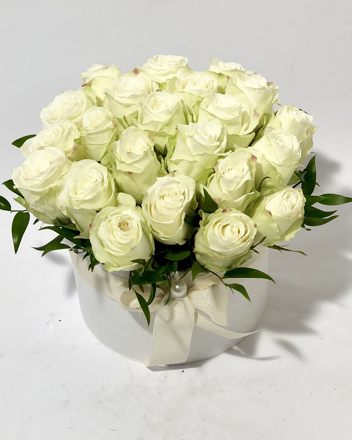 Белые розы в круглой коробке