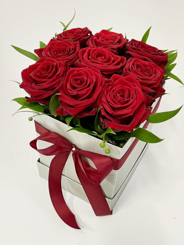 Стильныи подарок: красные розы в коробке