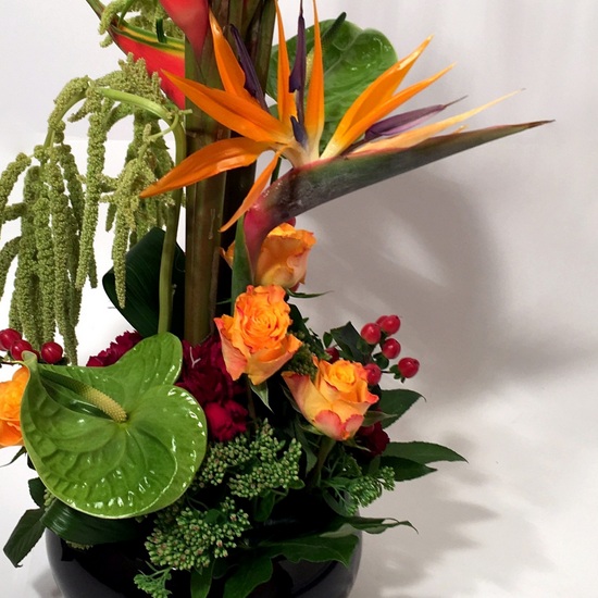 Высокая композиция из экзотических цветов — изображение 2