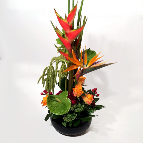 Высокая композиция из экзотических цветов