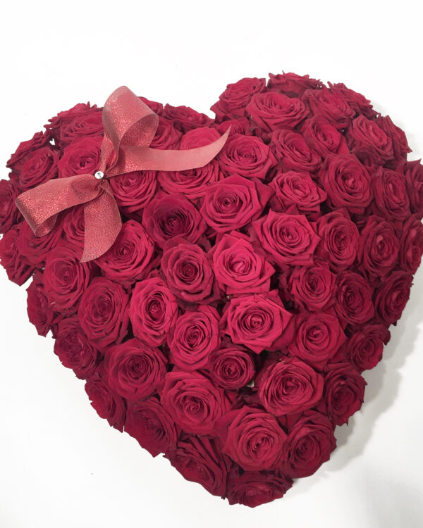 Flaming Love: heartshaped arrangement of red roses