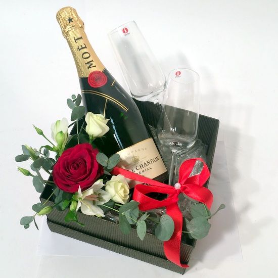 Giftbox: Moët & Chandon shampagne , Iitala shampagne glasses, decorated