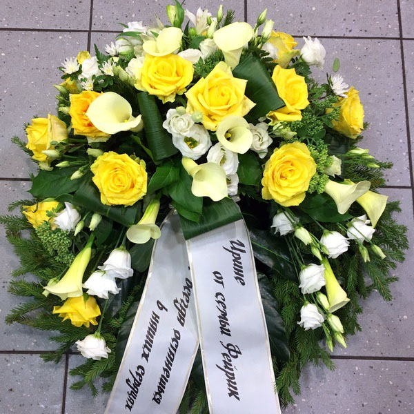 Pärg kollaste rooside ja valgete kallade ja preeriakelladega