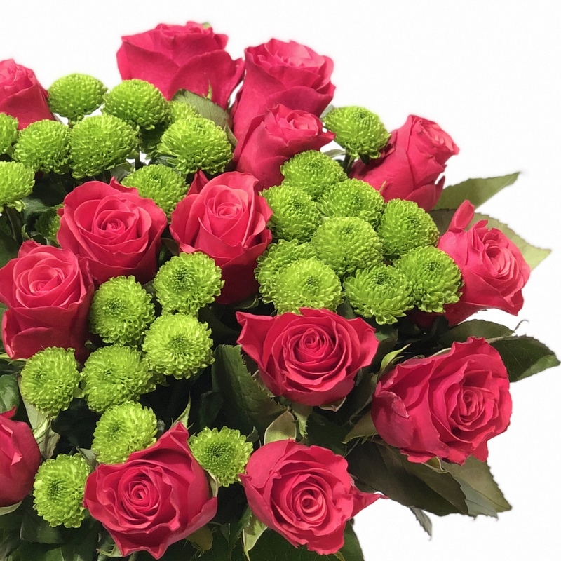 Hot feelings- hot pikn roses and green chrysantemum - Image 2