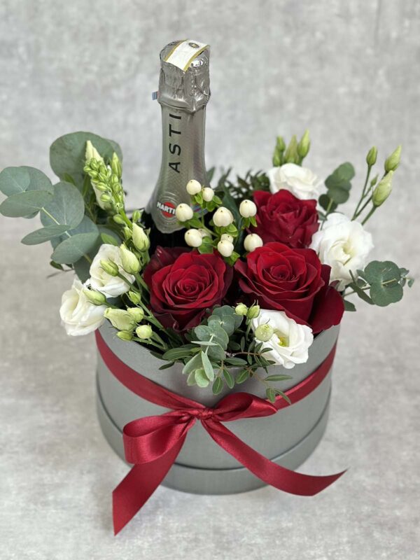 Подарочная коробка с цветами и Мартини Асти
