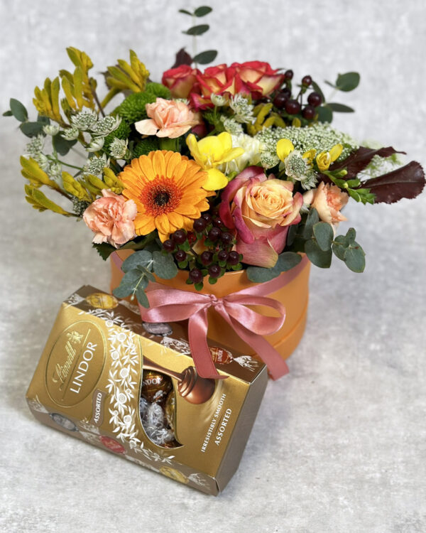 Яркая композиция в коробке и конфеты Lindt