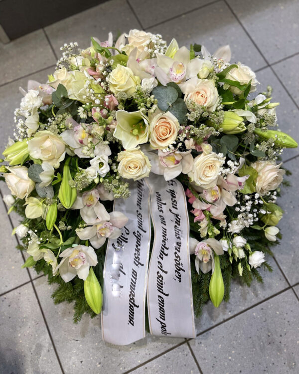 Большой венок из белых и кремовых цветов: лилии, розы, орхидеи, лизиантус