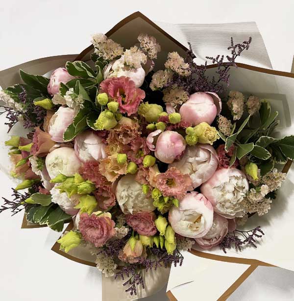 Букет из пионов и лизиантусов - Deluxe — изображение 3