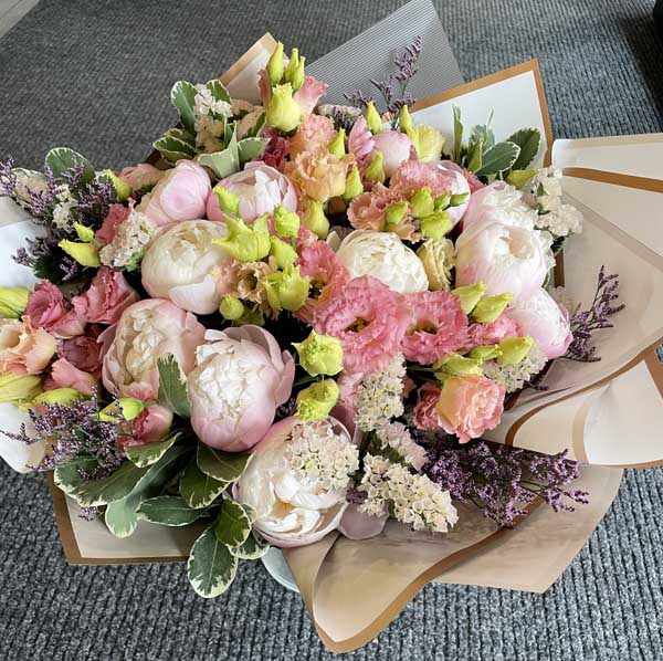 Букет из пионов и лизиантусов - Deluxe