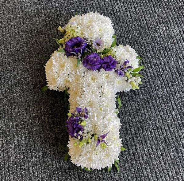 Cross-shaped arrangement with white Chrysanthemums and blue Lisianthus