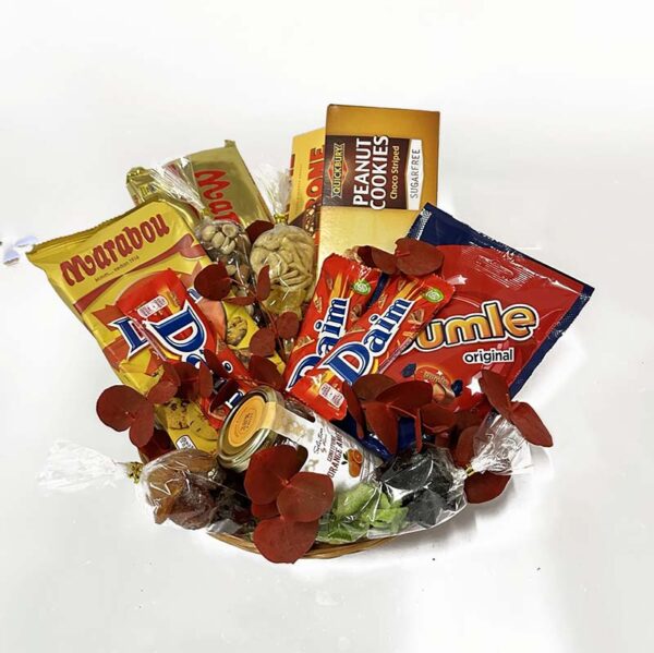 Подарочная корзина со сладостями и орехами