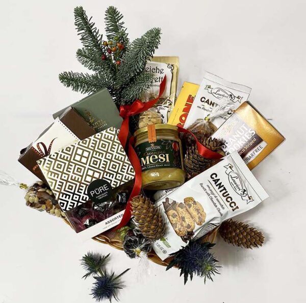 Большая подарочная корзина со сладостями, орехами и медом