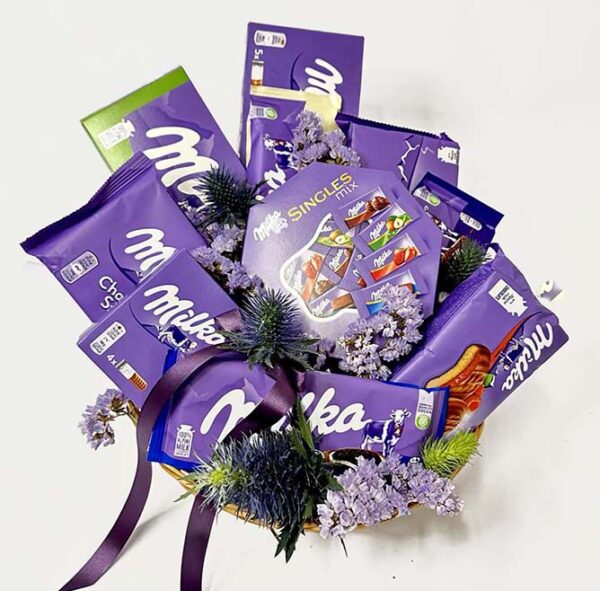 Подарочная корзина со сладостьями "Milka"