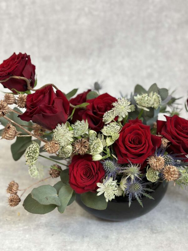 Стильные розы : композитсия из красных роз с золотым декором