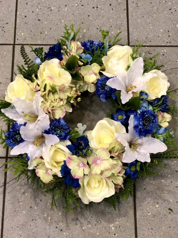 Small wreath with white and blue artificial flowers