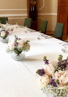 Lauakanistus-pojengidega-klaasvaasides