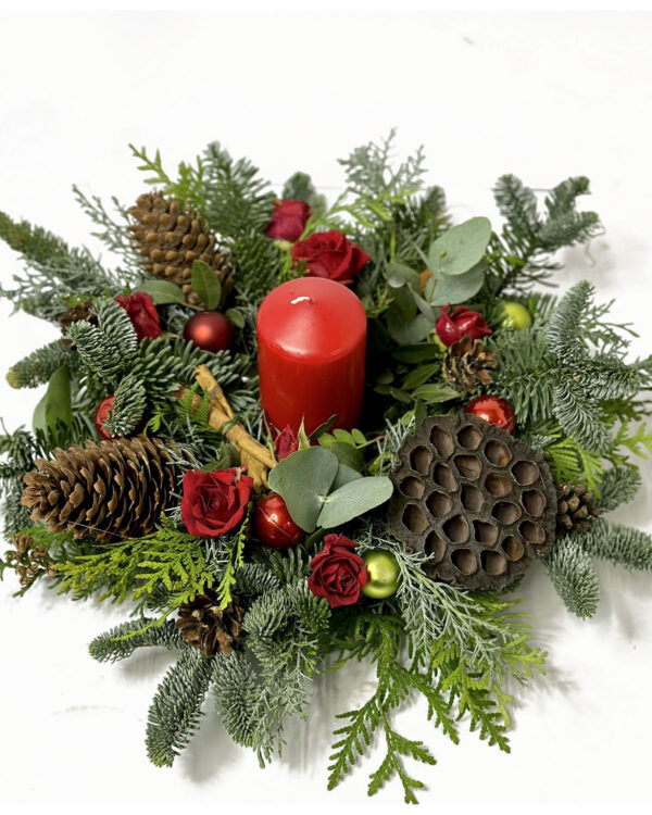 Декоративная композиция- свеча, елка, розы, декор